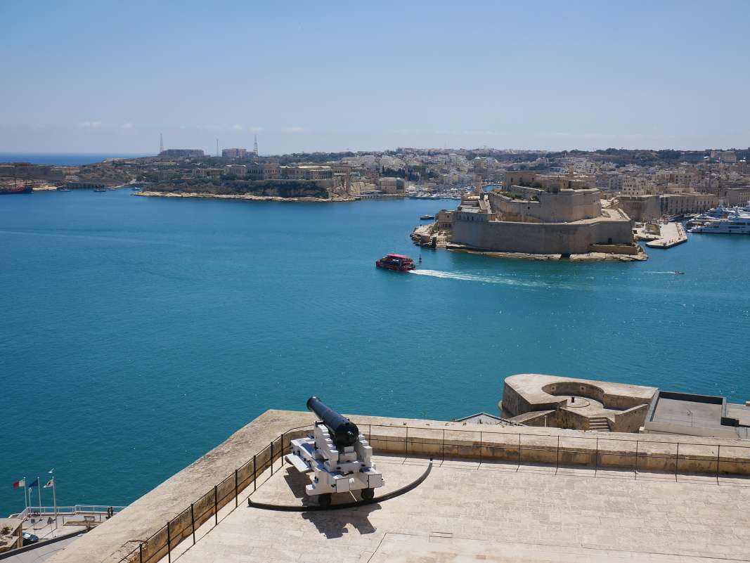 Upper Barrakka záhrady, vpravo Birgu
