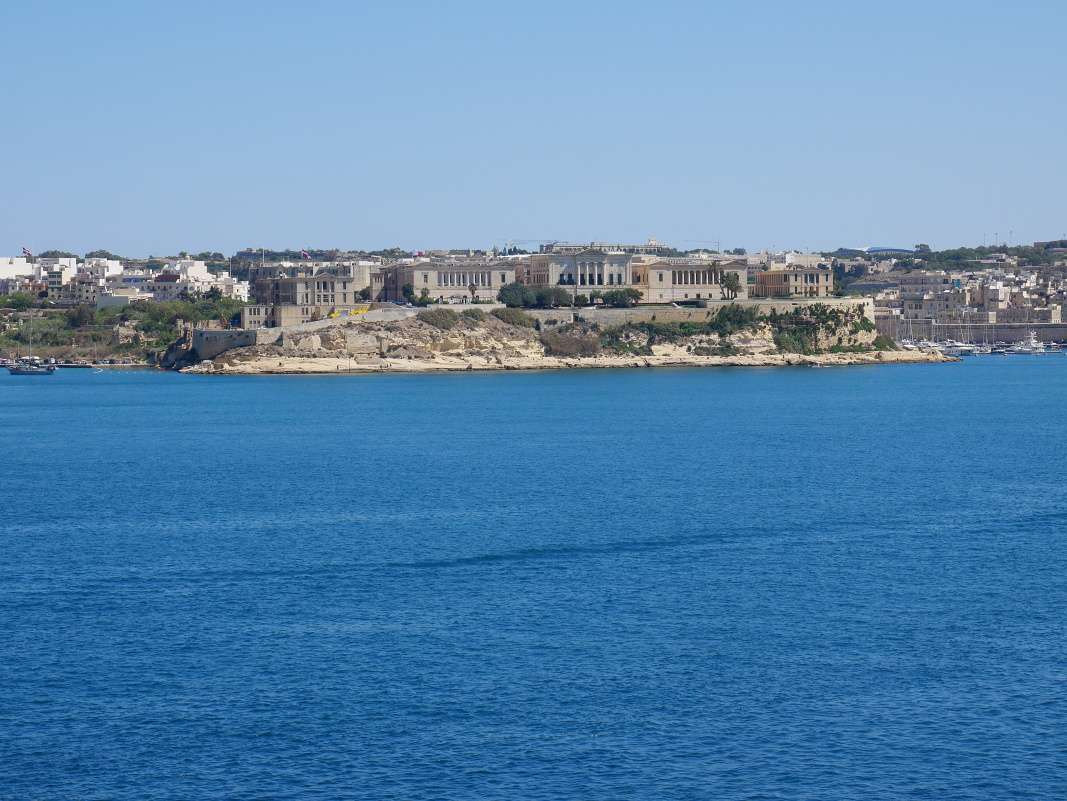 Pevnosť St. Elmo, výbežok medzi vlnolamom Ricasoli a Birgu
