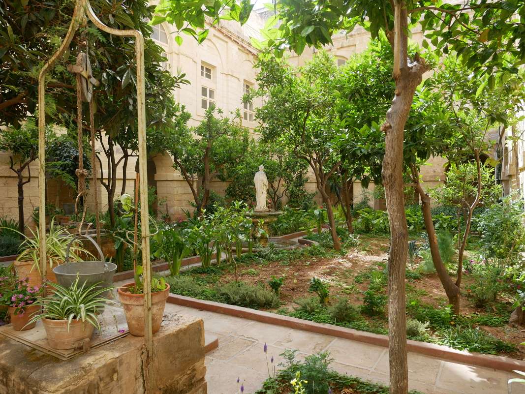Valletta - Mysterium Fidei, Kláštor sv. Kataríny, nádvorie