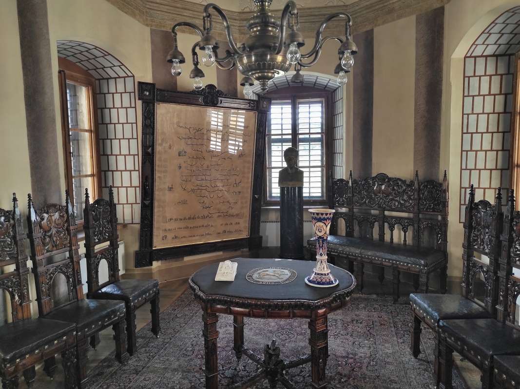 Kaštieľ - poschodie, Csákyovská zasadacia sieň z roku 1884 s rodokmeňom