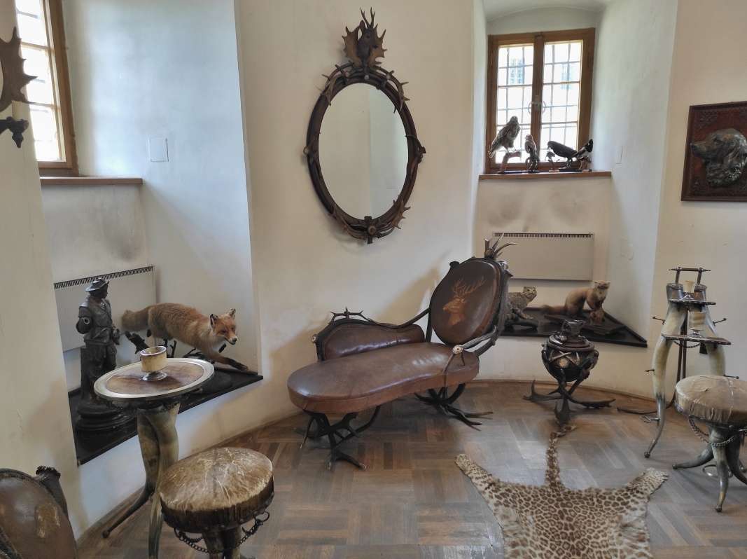 Kaštieľ - prízemie, poľovnícky salónik