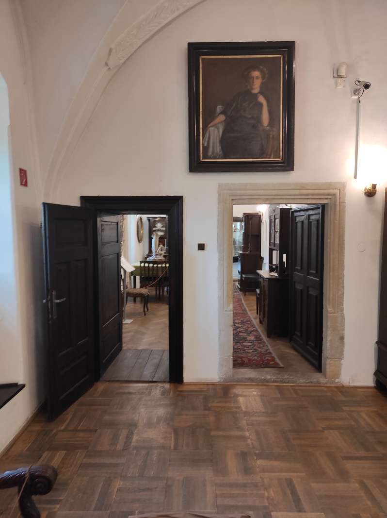 Kaštieľ - prízemie, vpravo pre sluhov, vľavo pre pánov