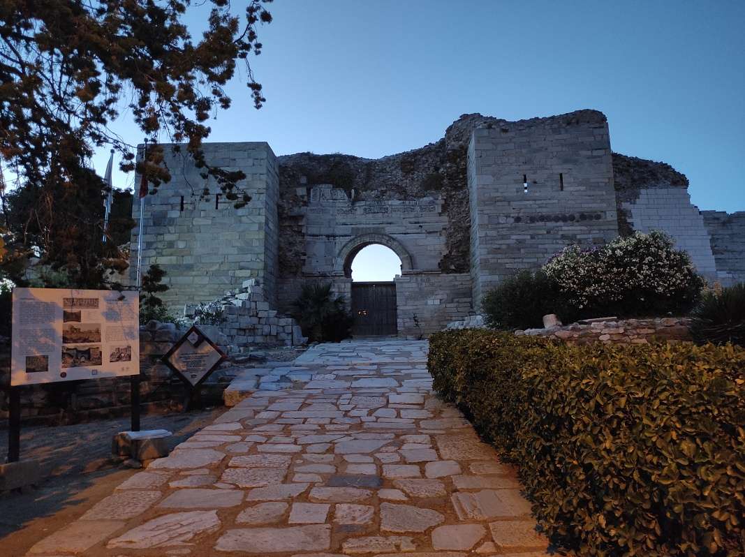 Selčuk - brána pevnosti, za ktorou sa nachádza Bazilika sv. Jána a jeho hrob