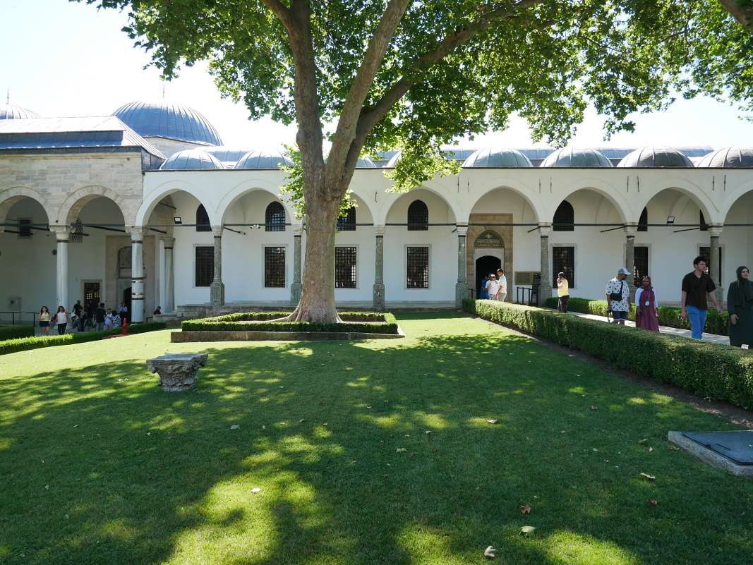 Topkapi - 3. nádvorie, vstup na výstavu kostýmov