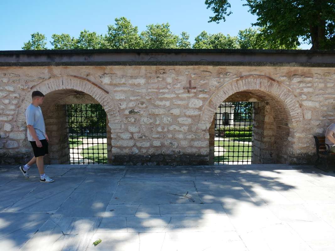 Topkapi - 4. nádvorie, pred Pavilónom Sofa Köşku