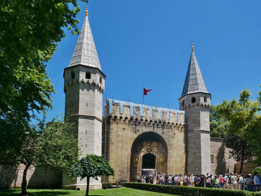 Topkapi - 1. nádvorie, už sme vonku a pred Bránou pozdravu nekonečný rad
