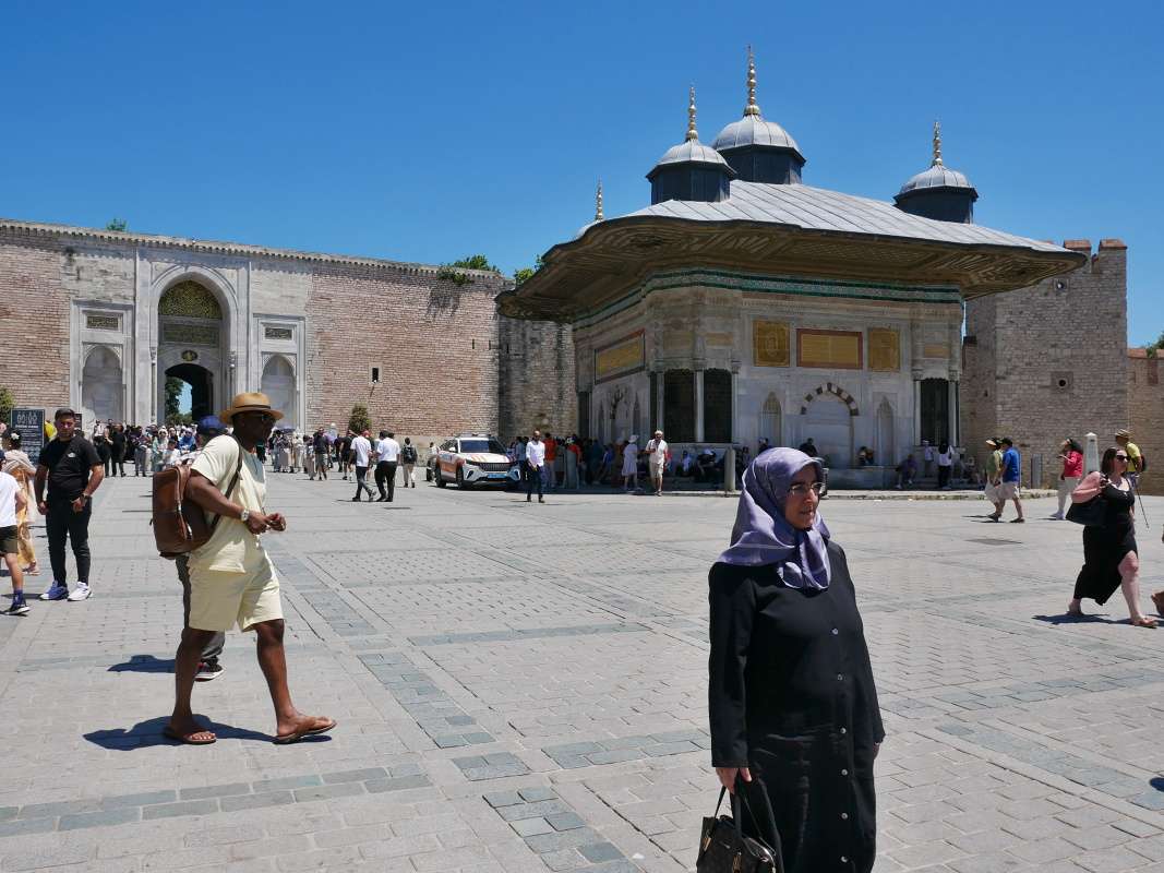Za chrbtom máme vstup do Topkapi paláca