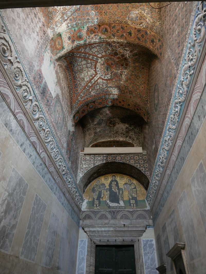Hagia Sofia - zostupujeme dole