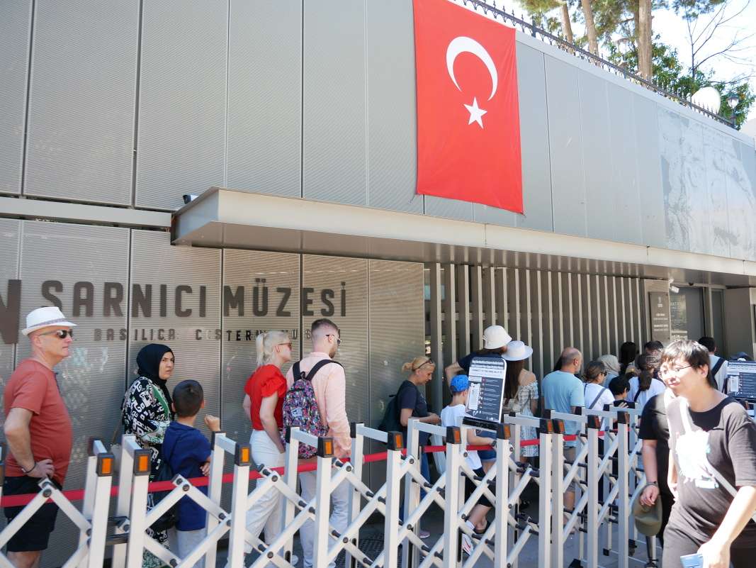 Ale ja a esšte jeden chlapec ideme do Baziliky Cisterny ...