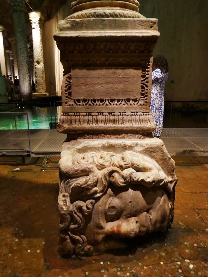 Bazilika Cisterna - stĺp Medúza