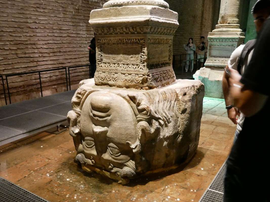 Bazilika Cisterna - stĺp Medúza