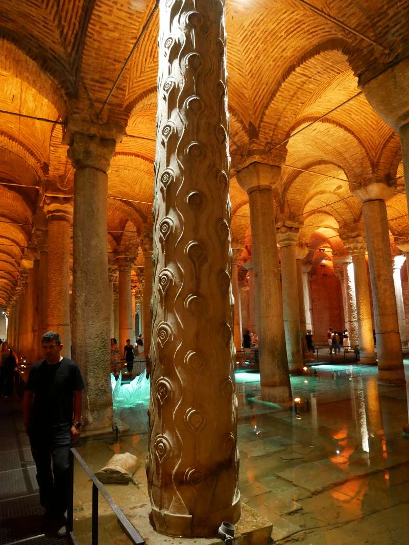 Bazilika Cisterna - stĺp Slepačie oko