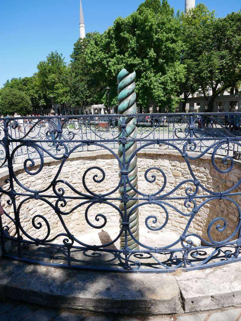 Námestie Sultanahmet - hadí stĺp