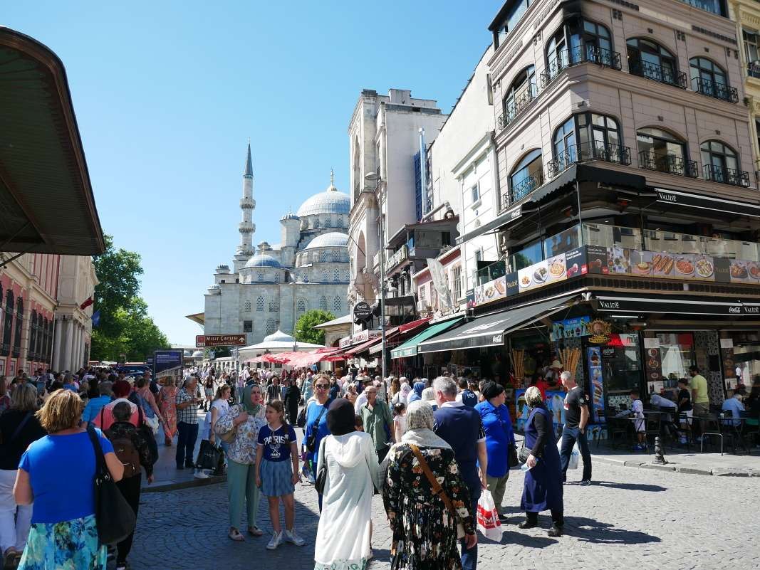 Už sme skoro na Eminonu a pri mešite Yeni