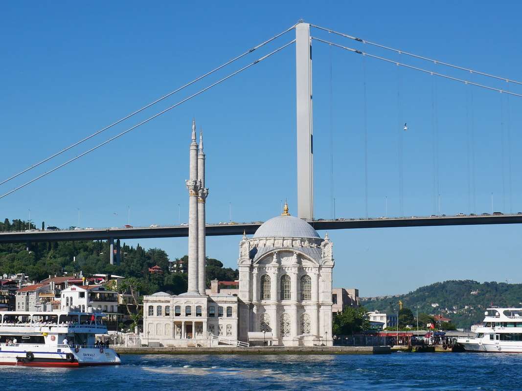 Büyük Mecidiye mešita a Bosporský most