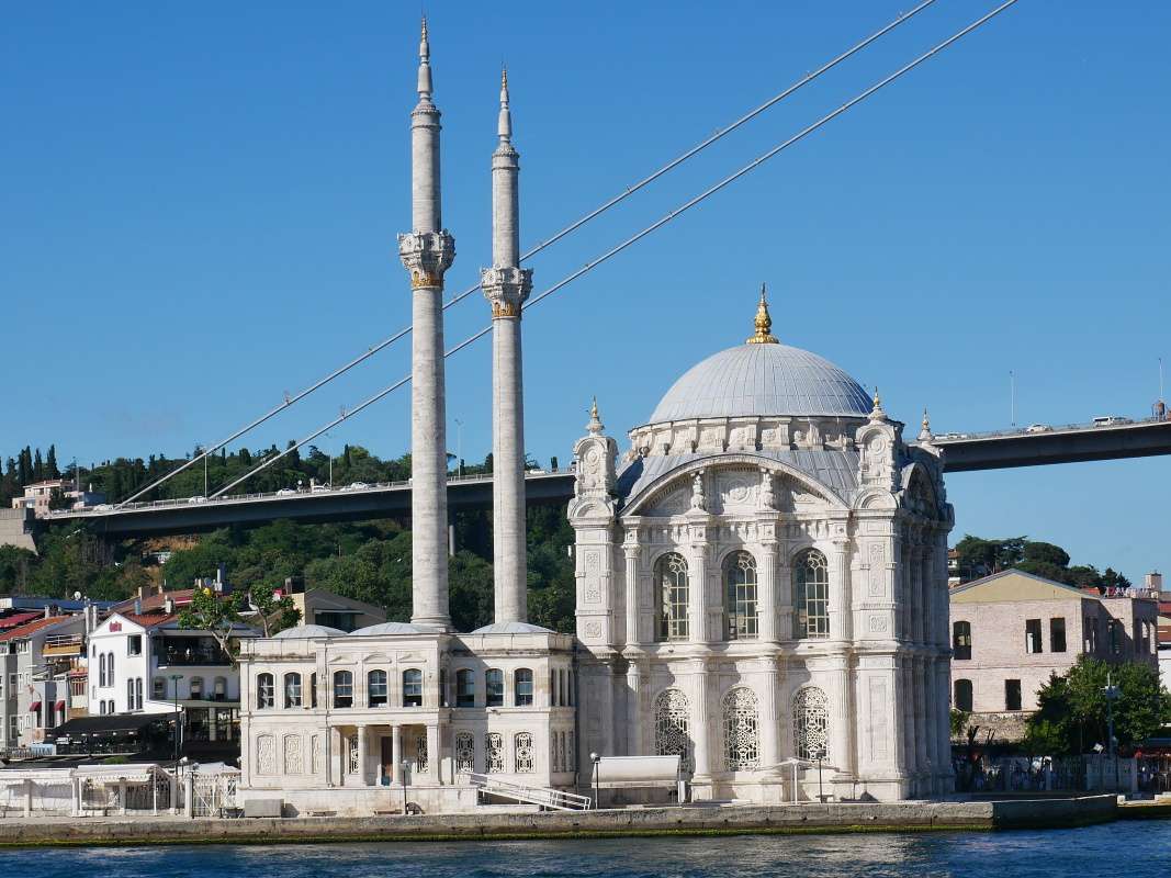 Büyük Mecidiye mešita a Bosporský most