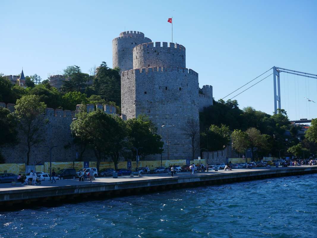 Európska časť - pevnosť Rumeli pred mostom Fatih Sultan Mehmet