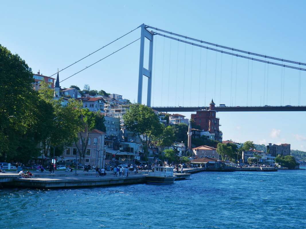 Európska časť - Borusan Contemporary pred mostom Fatih Sultan Mehmet