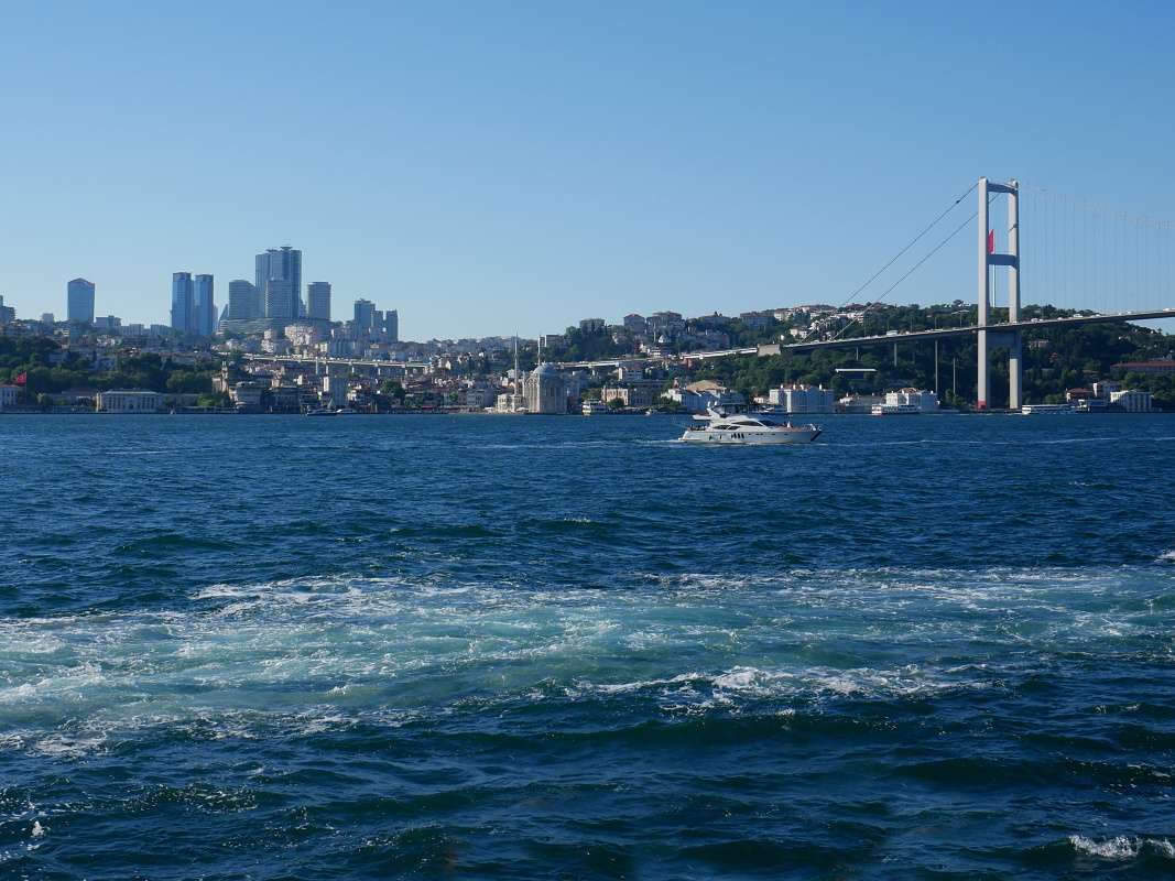 Európska časť - Büyük Mecidiye mešita a Bosporský most z diaľky