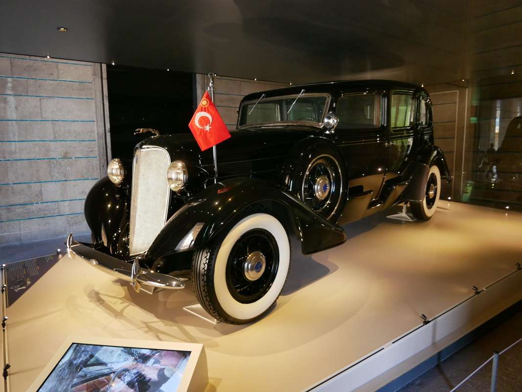 Anitkabiir - areál, autá Mustafa Kemala