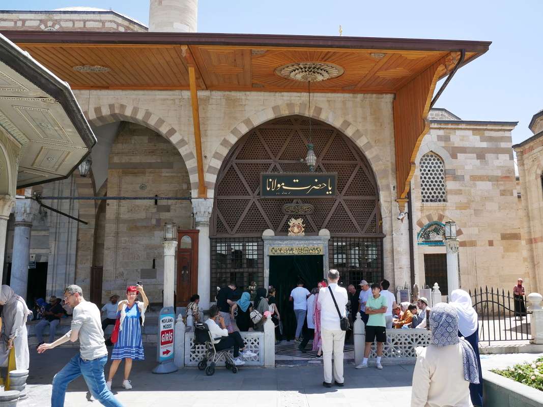 Konya, Mevlana múzeum - vstup ku hrobke