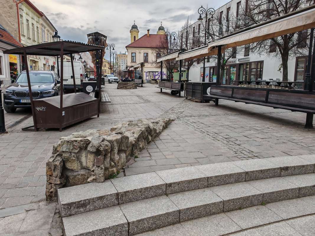 Zvyšky múra kláštora z 13.-14. storočia