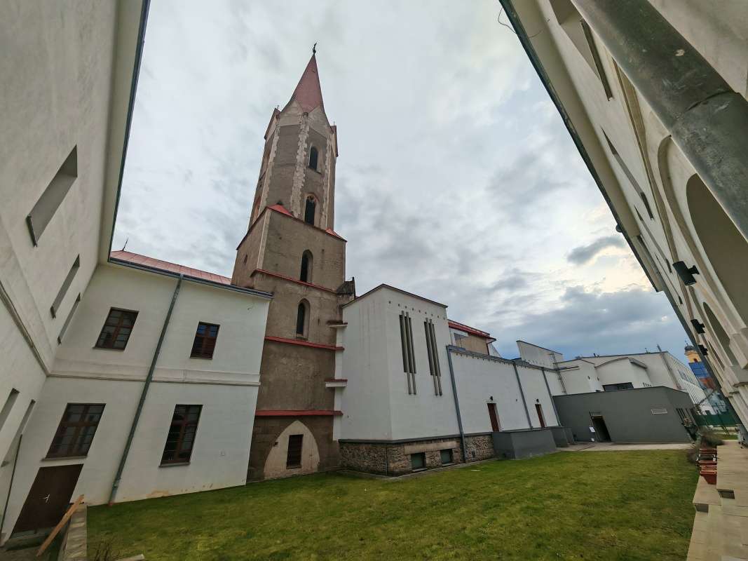 Záhrada - dokumentačná fotka, sivá budova vpravo je už Veritas