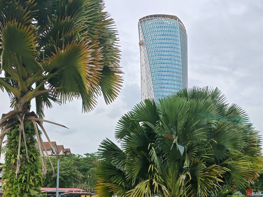 Prvé pohľady na Kuala Lumpur z mikrobusu na hotel