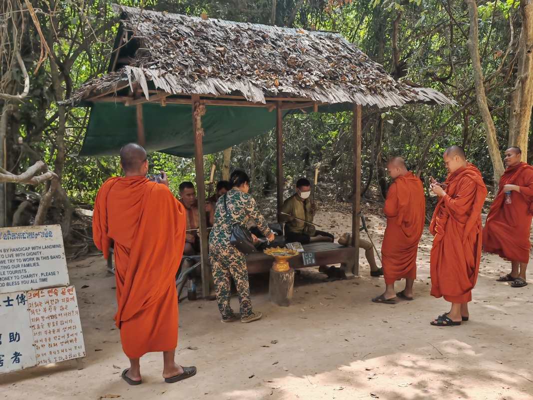 Miestni hidobníci a budhistickí mnísi