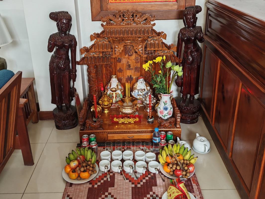 Oltárik pri recepcii zaplnený darmi