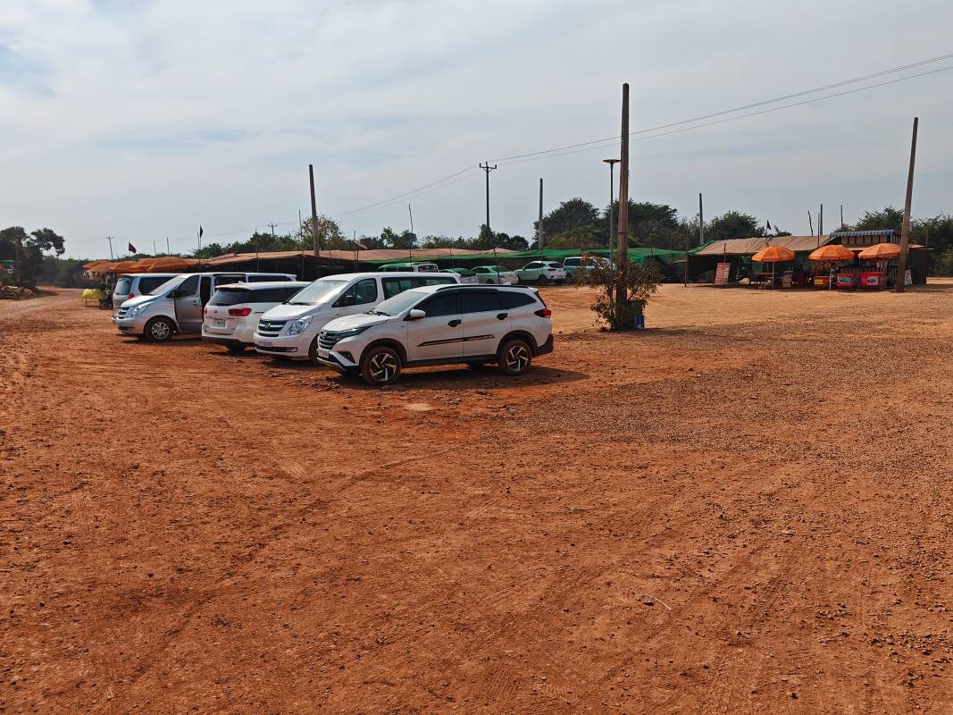 Parkovisko Kampong Phluk - vystupujeme