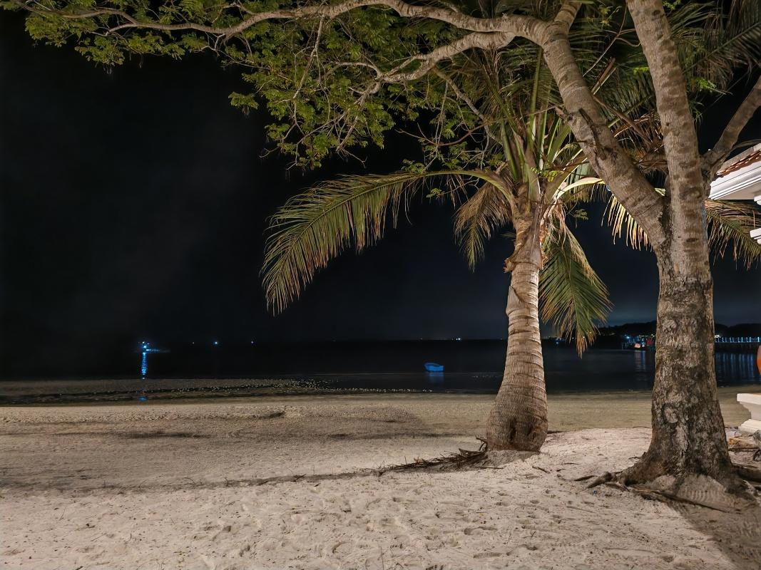 Prechádzka po pláži po večeri