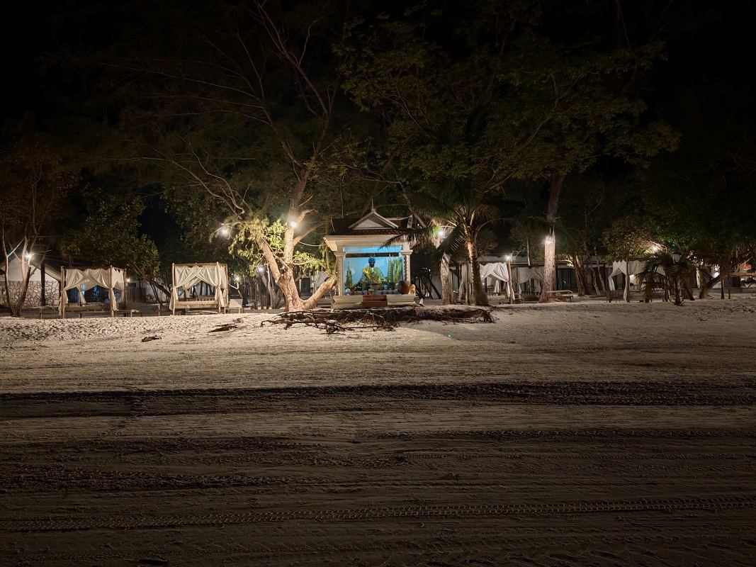 Prechádzka po pláži po večeri