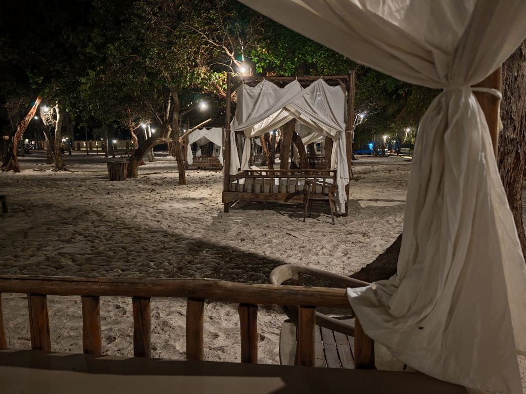 Prechádzka po pláži po večeri