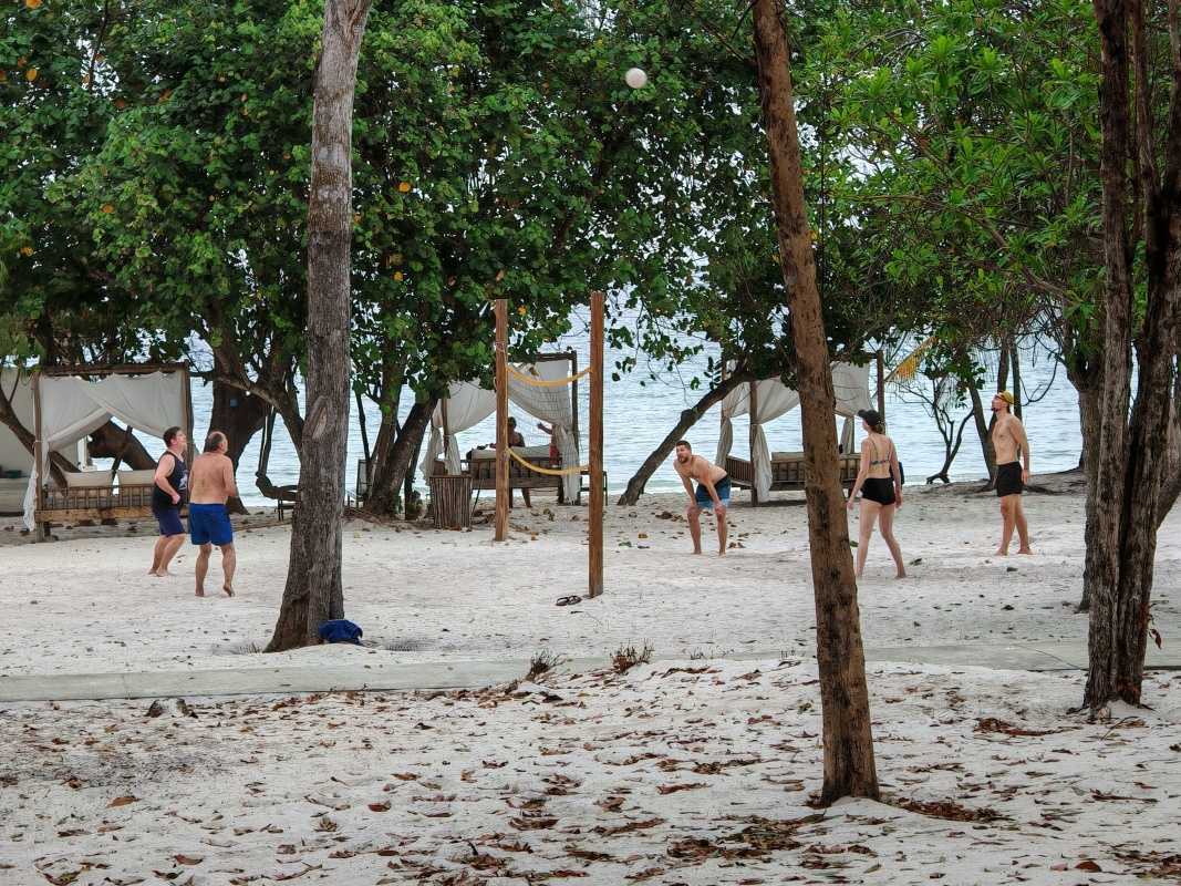 Doobeda sa hral volejbal, rovno pred mojou izbou :)