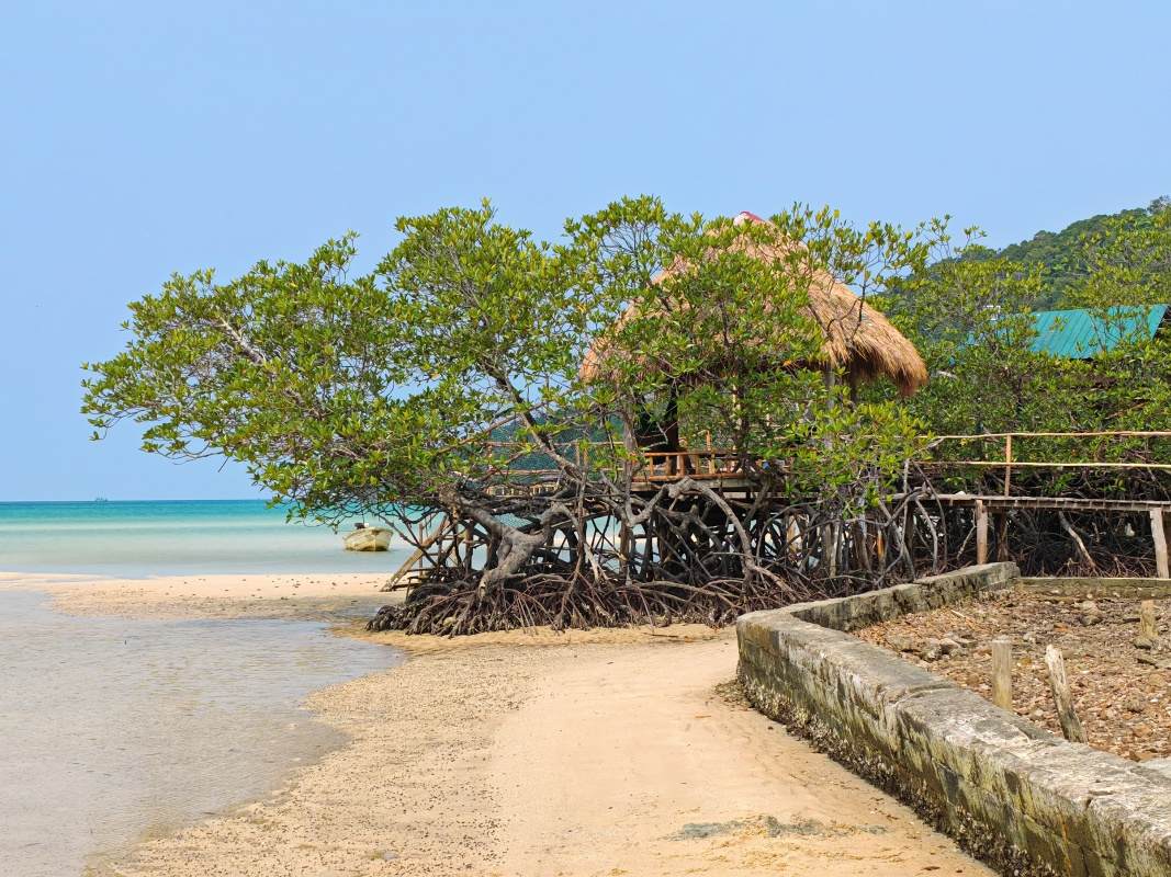 Pláž ostrova Koh Rong Sanloem - koniec pláže a otočka