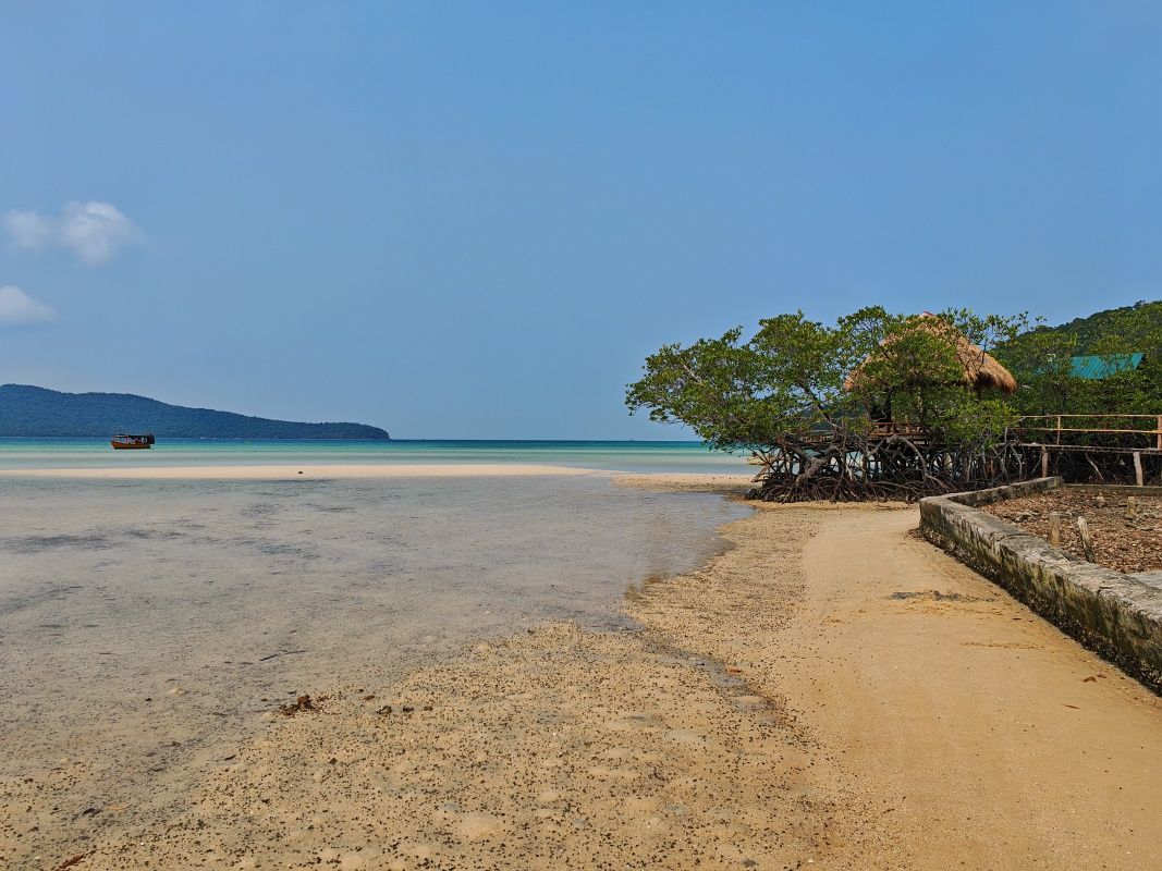 Pláž ostrova Koh Rong Sanloem - koniec pláže a otočka