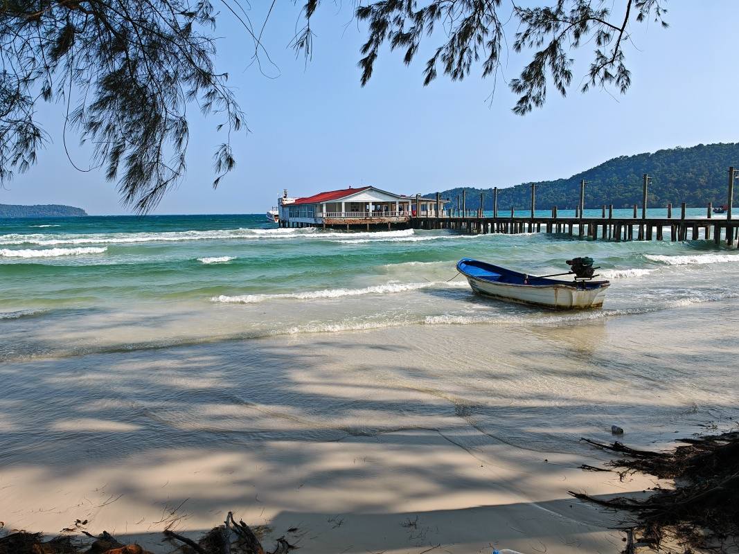 Mólo a rozbúrené more