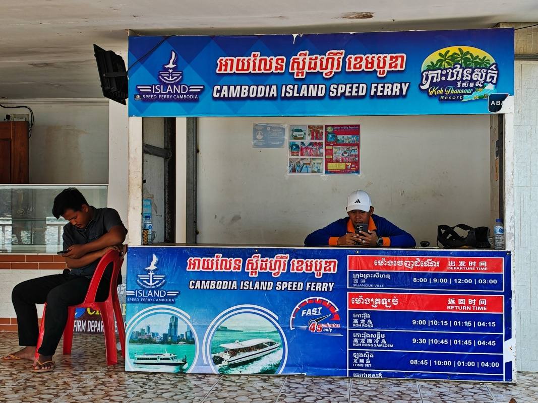 Vysadili nás naspäť na mólo