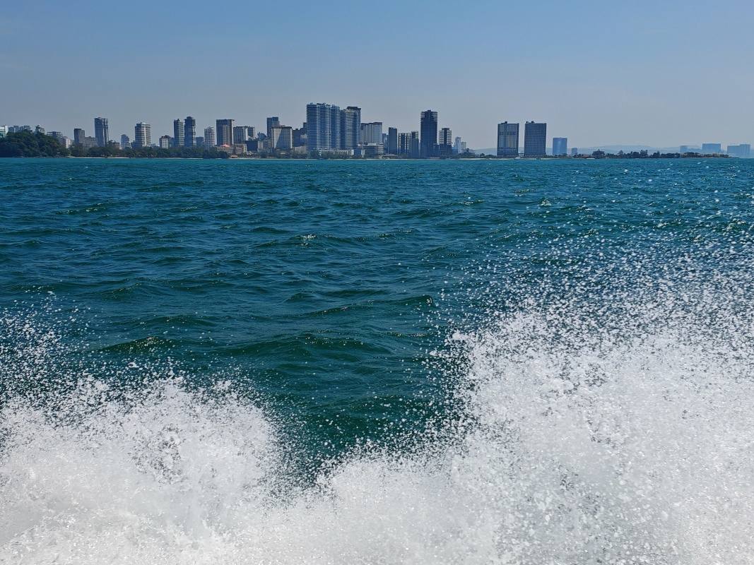 Sihanoukville a striekajúce vlny