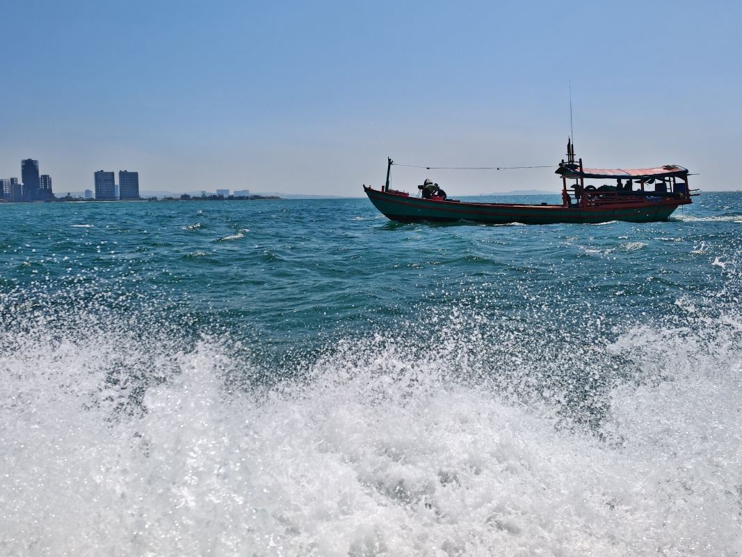 Sihanoukville a striekajúce vlny