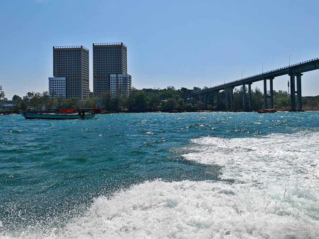 Sihanoukville a striekajúce vlny