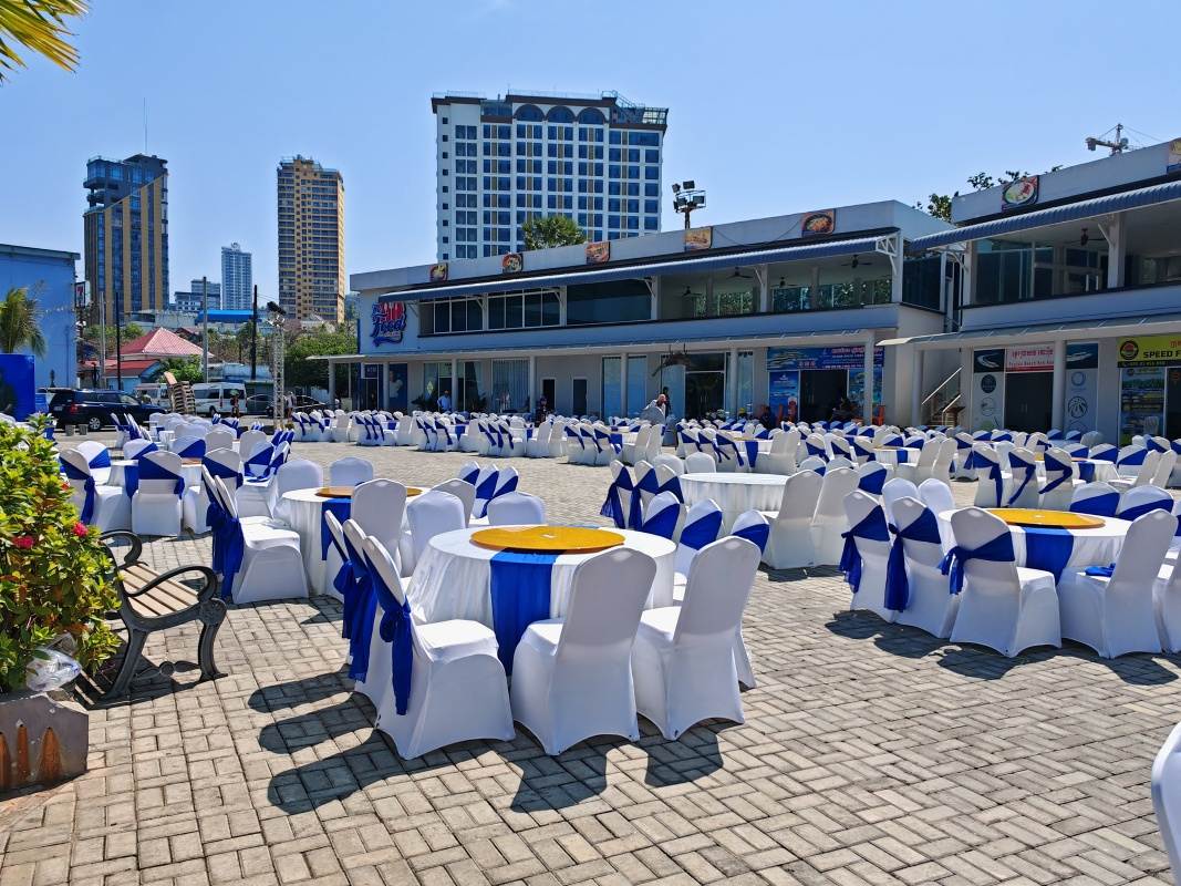 Niečo sa chystrá - toto priestranstvo som mala za chrbtom, keď som tu pred 3 dňami spoala na lavičke