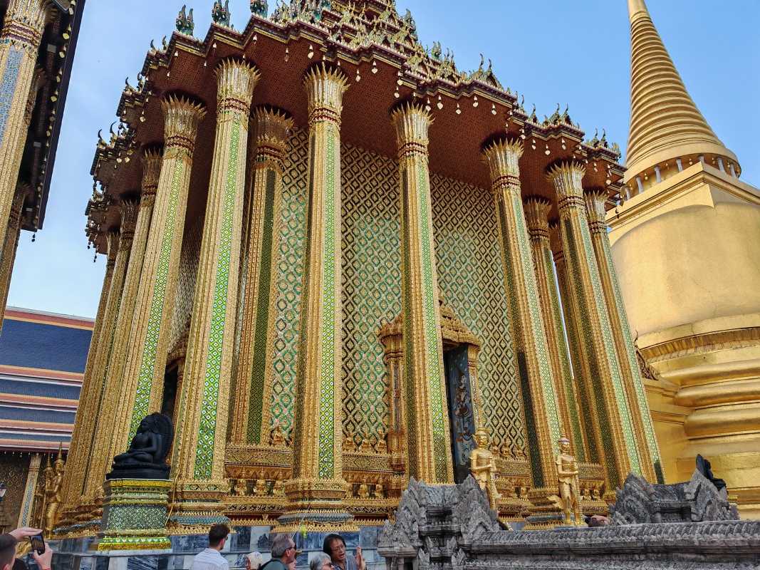 Veľký palác - Phra Mondop - obsahuje budhistické texty na palmových listoch z čias Rámu I., knižnica, za ňou chedi s relikviami Budhu z r. 1855