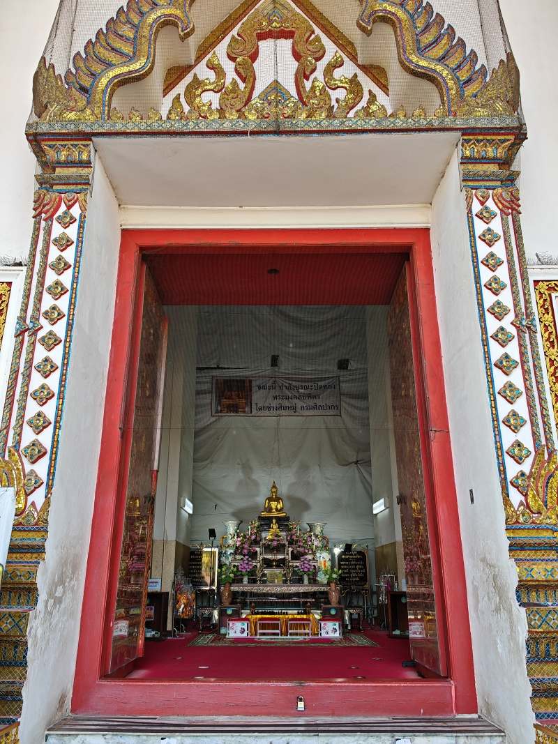 Wiharn Phra Mongkhon Bophit - veľký sediaci zlatý Budha je za plachtou, v rekonštrukcii :(