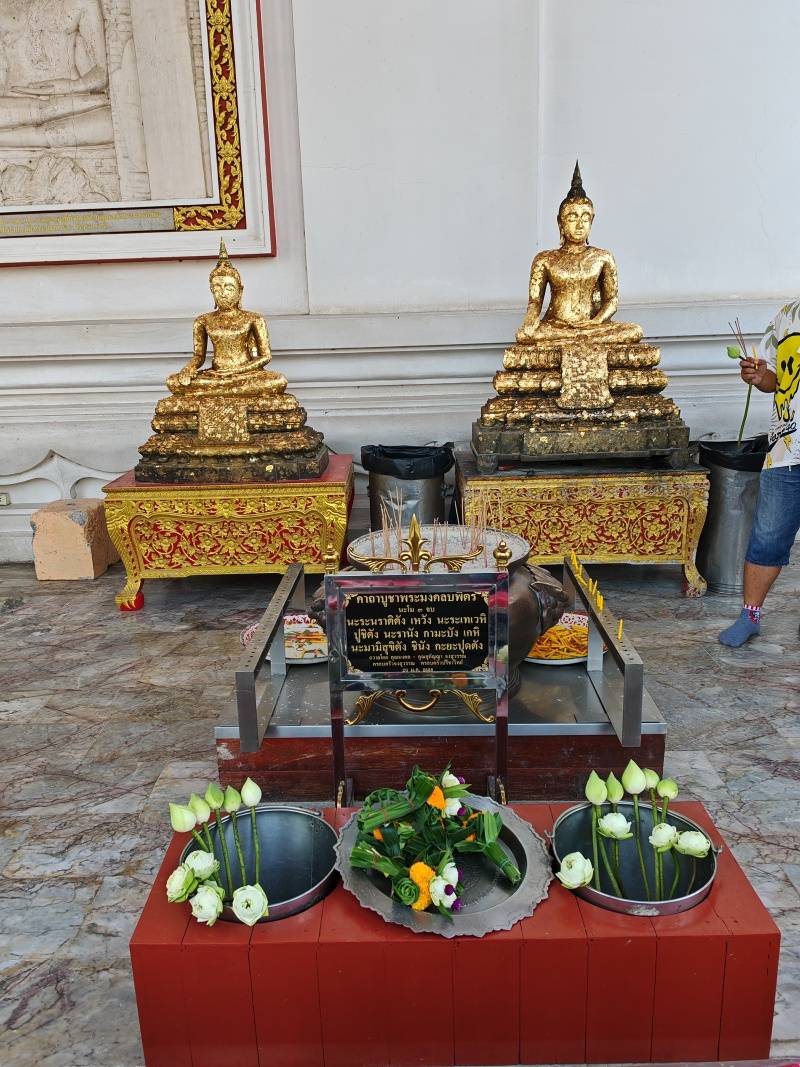 Naše 'rozkvitnuté' lotosy sú darmi Budhovi ...