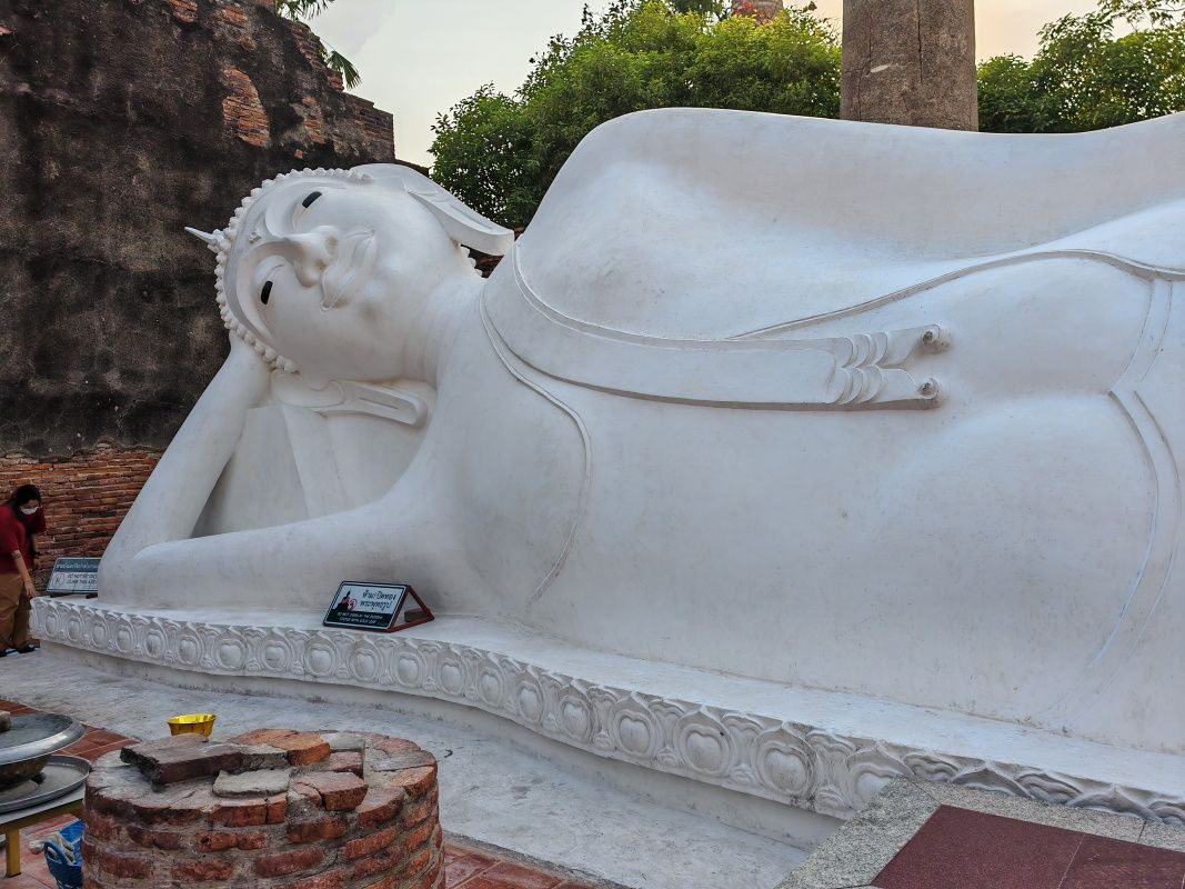 Wat Yai Chai Mongkhon - ležiaci Budha