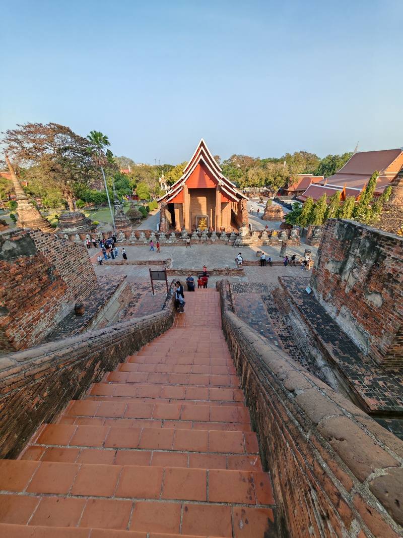 Wat Yai Chai Mongkhon - šľapem na chedi