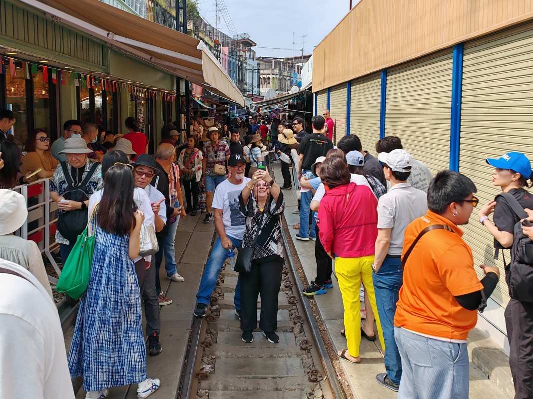 Maeklong Railway Market