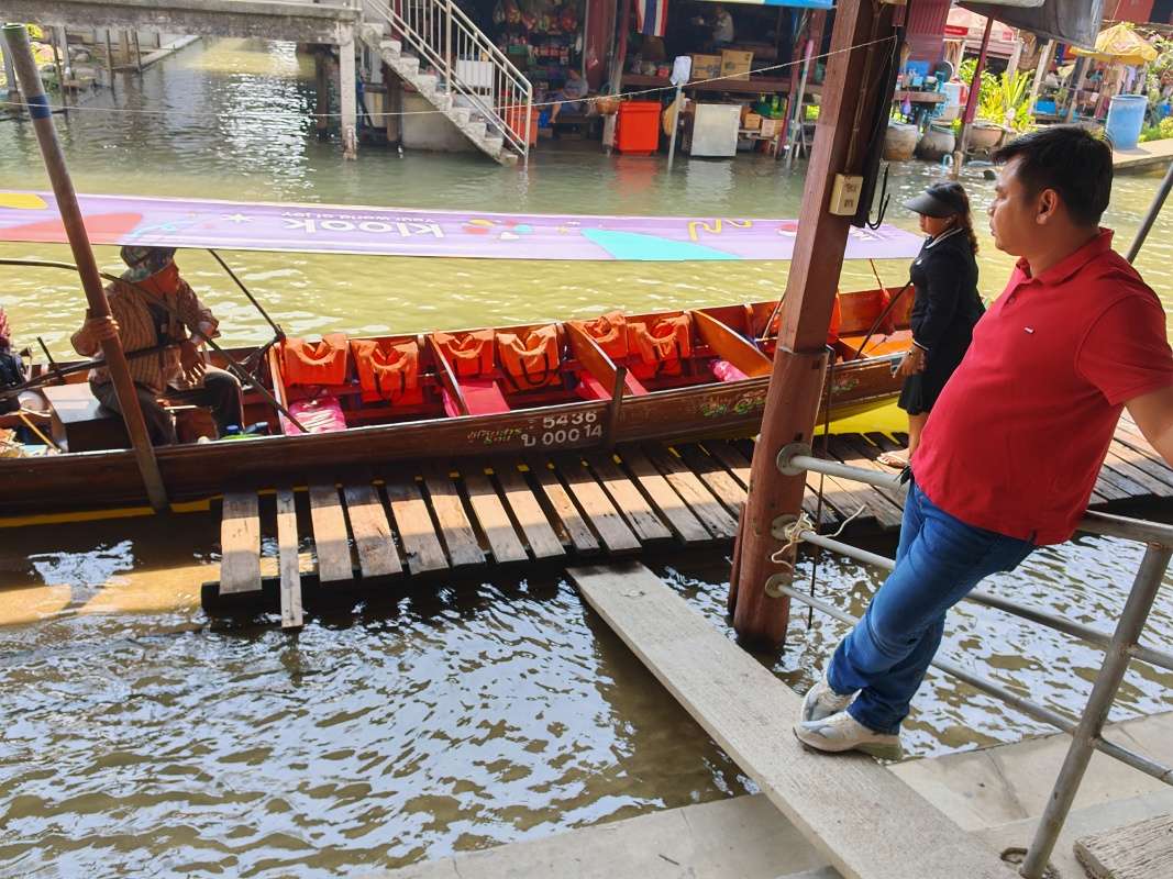 Damnoen Saduak Floating Market - sadáme na loďku